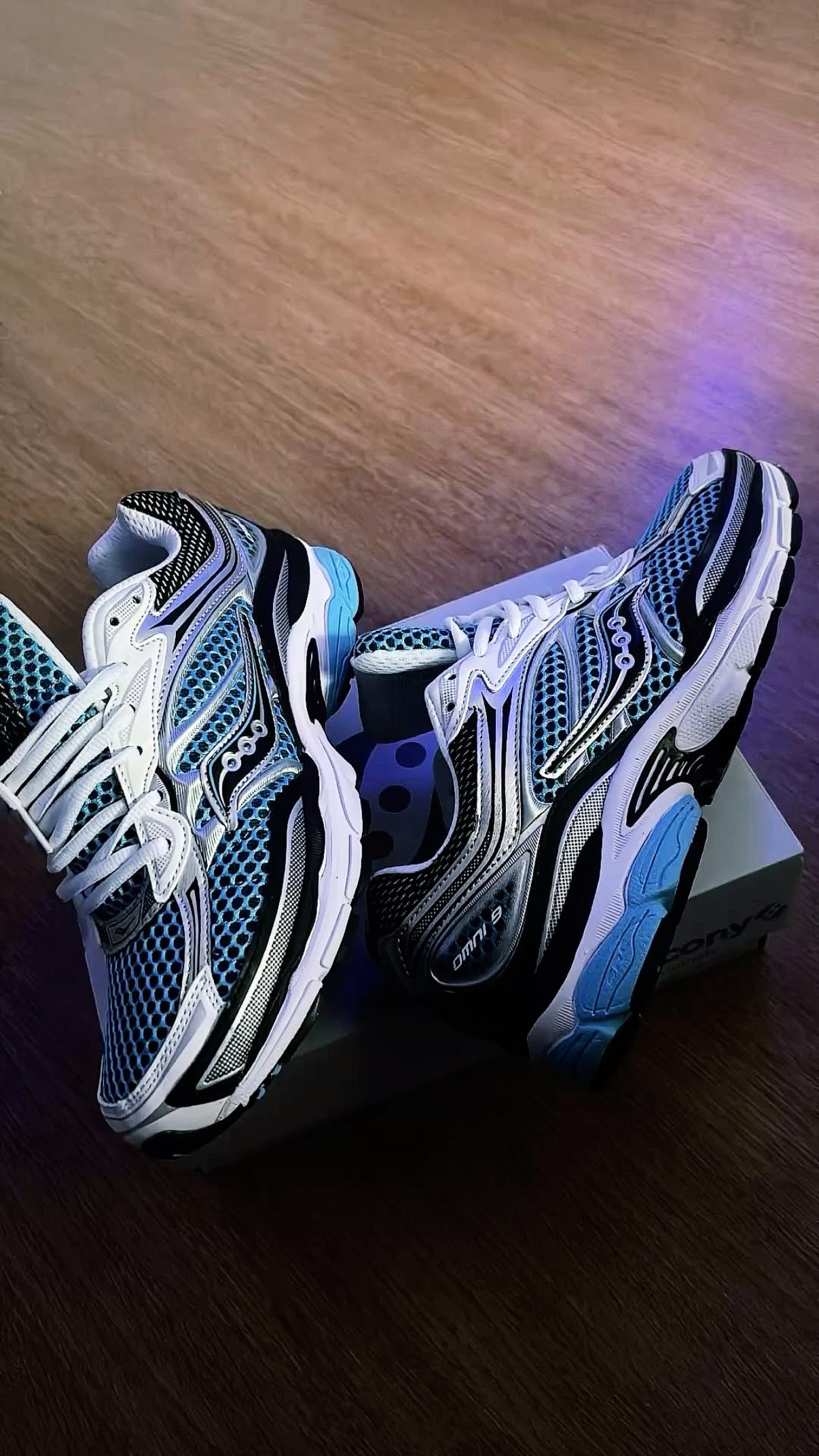 SAUCONY